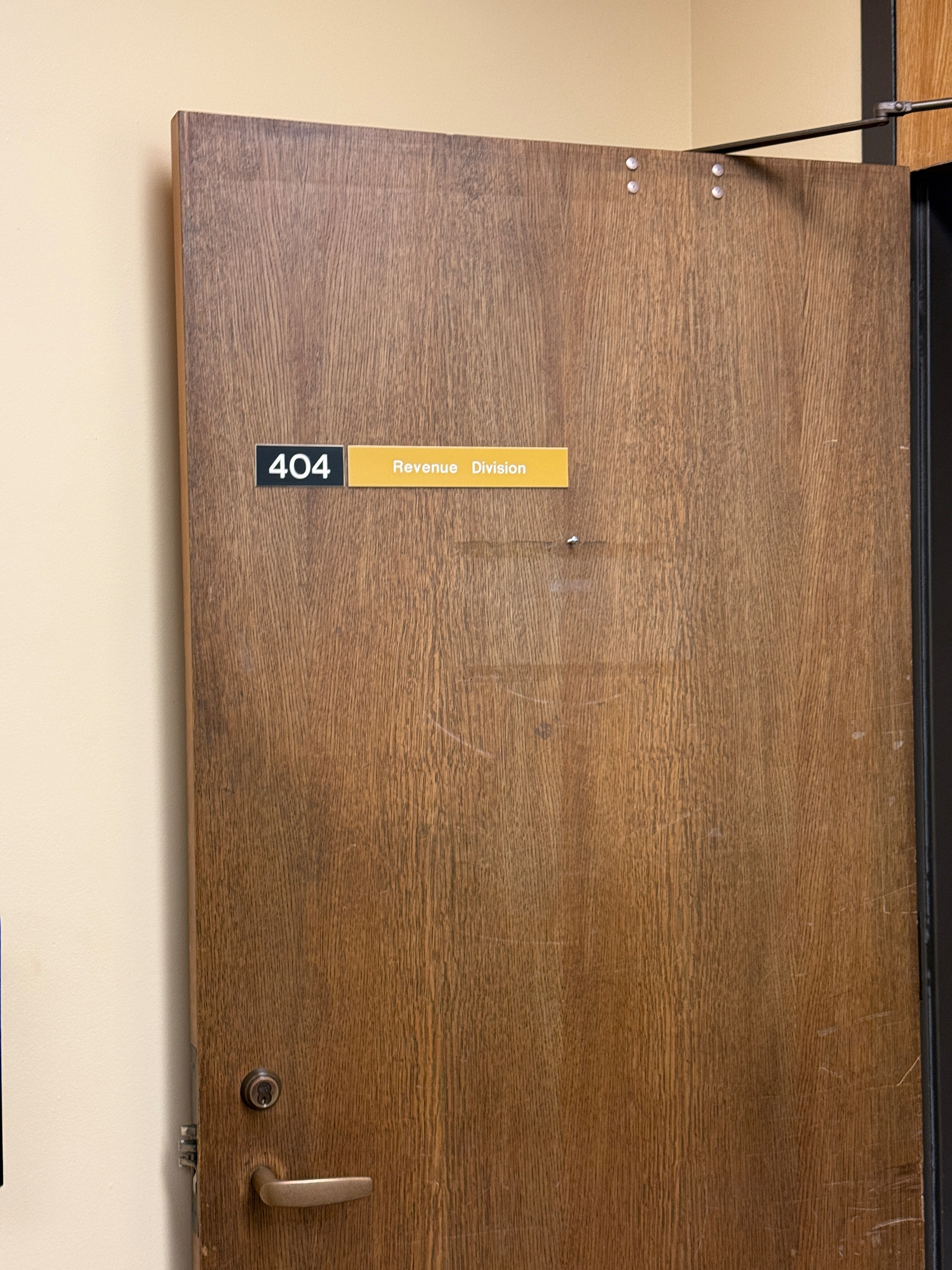 A picture of the door to the revenue division, which has the room number 404￼